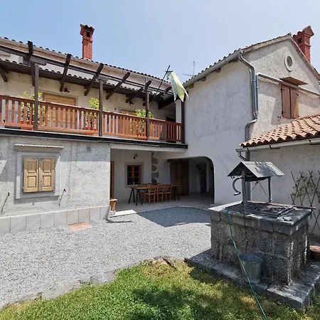 Domus Carstica بيت للعطل